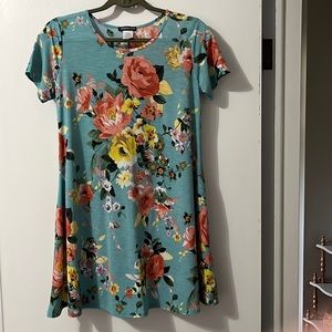 Short, cute, comfy, flown dress.  Has pockets & back seam